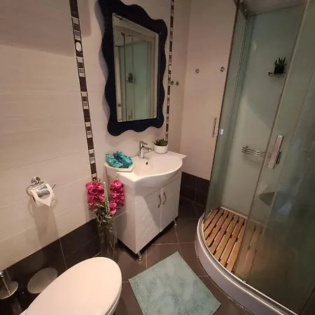 Apartment-10 Min From Airport Apartman *